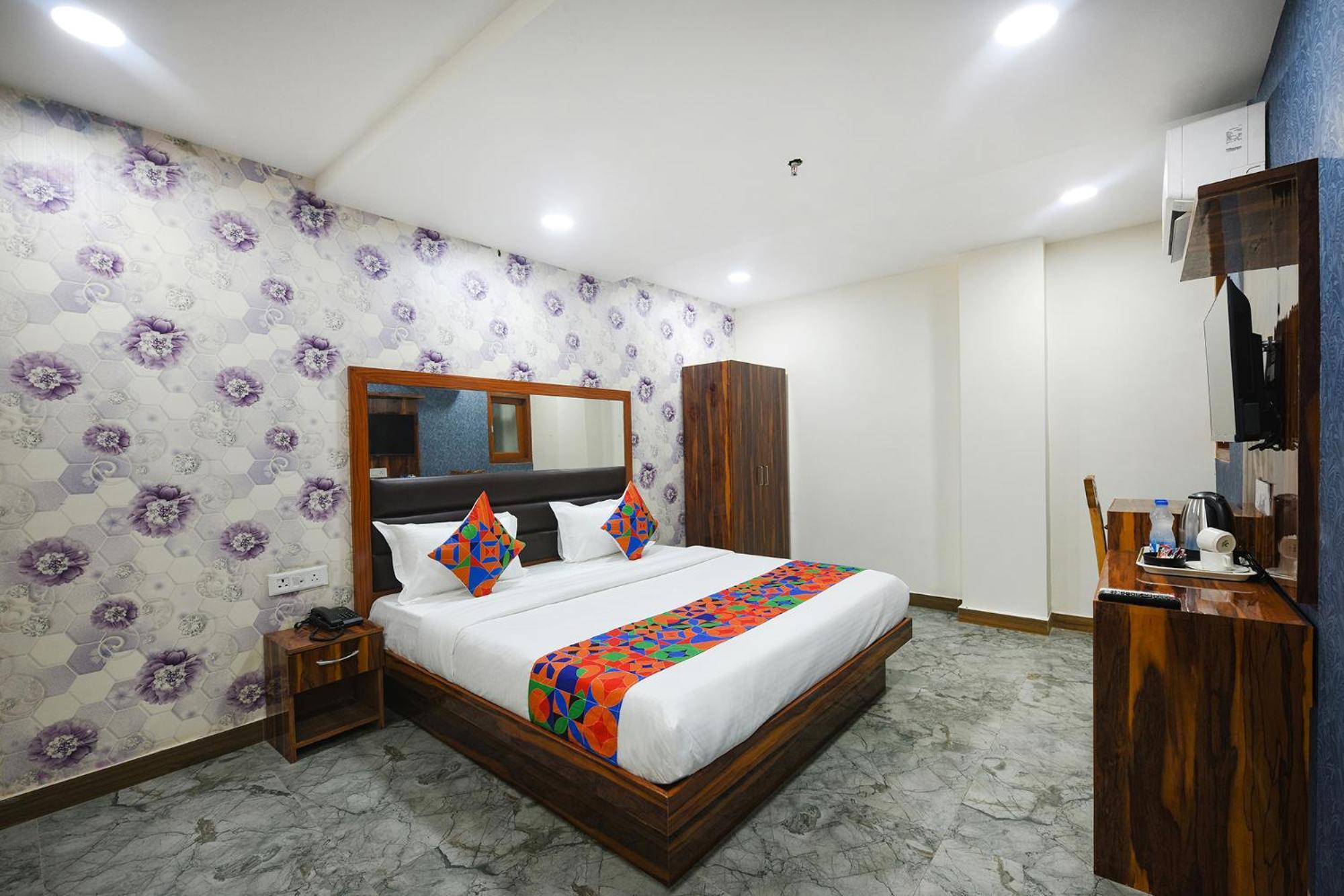 Fabhotel Mona Continental - Nr Laxmi Nagar It Hub New Delhi Exterior photo