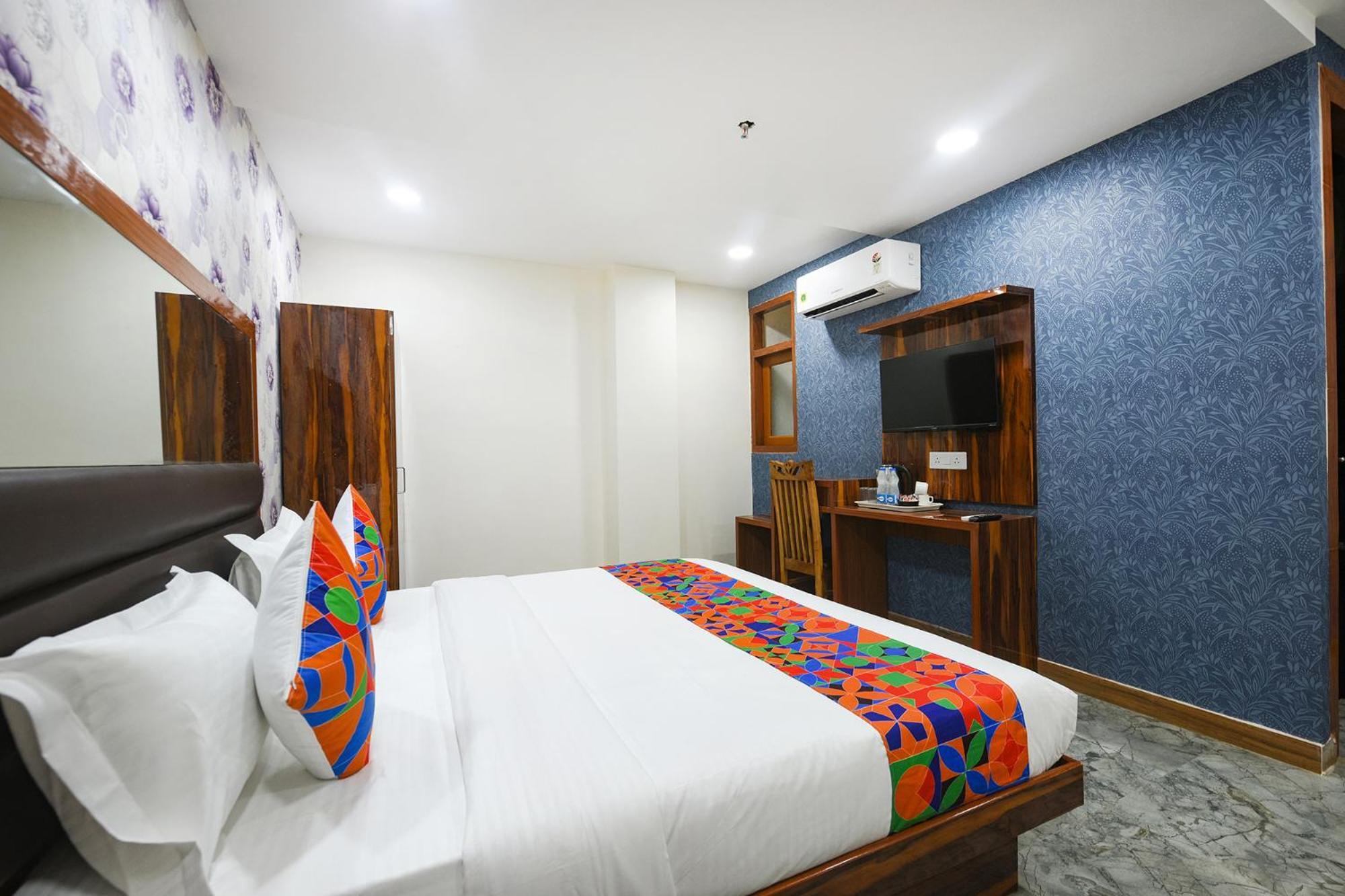 Fabhotel Mona Continental - Nr Laxmi Nagar It Hub New Delhi Exterior photo